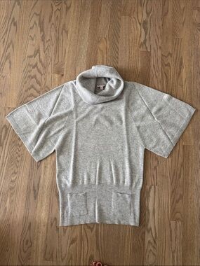Light Gray Short-Sleeve Cowl Neck Cashmere Sweater with Front Pockets